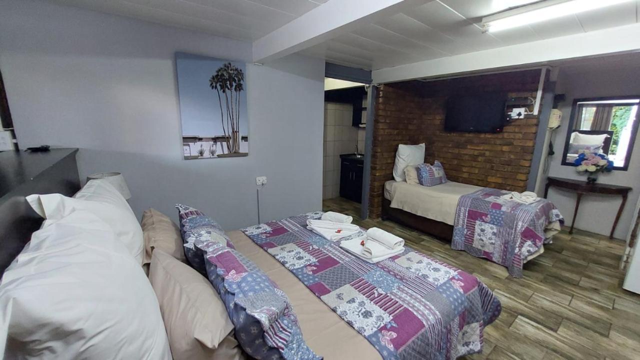 Gemstone Guest House Klerksdorp Exterior photo